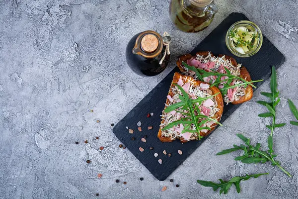 Krem peynir ve otlarla karıştırılmış karamelli soğanlı kızarmış sandviç. Izgara sandviç.