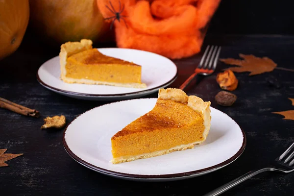 Sonbahar tatili için balkabaklı tart. Amerikan balkabağı turtası. Cadılar Bayramı geçmişi.