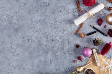 Noel ve yeni yıl arkaplanı süslemeli. Kış tatili için tebrik kartı.