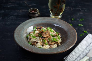 İtalyan mutfağı - mantarlı risotto. Parmesanlı ve mantarlı arborio pilavı.