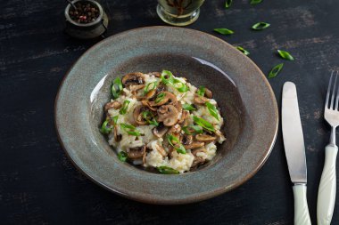 İtalyan mutfağı - mantarlı risotto. Parmesanlı ve mantarlı arborio pilavı.