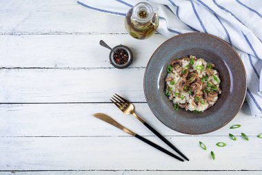İtalyan mutfağı - mantarlı risotto. Parmesanlı ve mantarlı arborio pilavı.