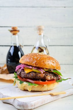 Biftek etli lezzetli burger, ev yapımı çörek ve mayonez.