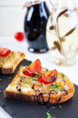 Karamelli soğan ve peynirli sıcak sandviç. Kızarmış ekmek tostu.