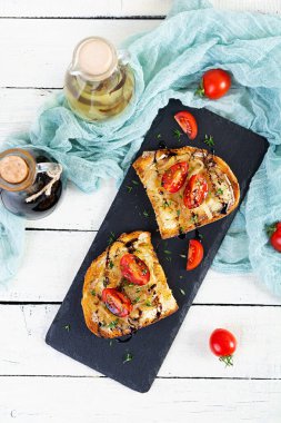 Karamelli soğan ve peynirli sıcak sandviç. Kızarmış ekmek tostu.