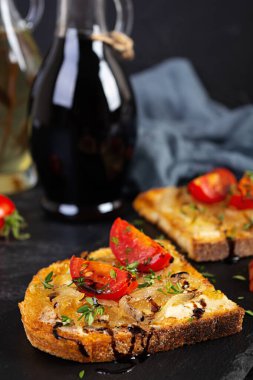 Karamelli soğan ve peynirli sıcak sandviç. Kızarmış ekmek tostu.