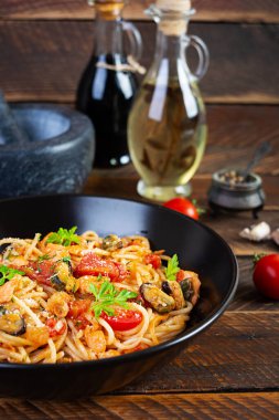 İstiridye, somon ve domatesli deniz ürünleri makarnası. Deniz ürünleri kokteyli ile spagetti.