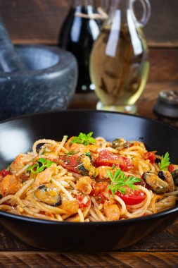 İstiridye, somon ve domatesli deniz ürünleri makarnası. Deniz ürünleri kokteyli ile spagetti.