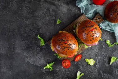 Tavuk pirzolası, domates, turşu ve marullu hamburger. Lezzetli ev yapımı hamburger.