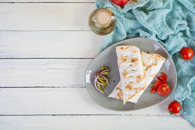 Lezzetli ızgara tavuk shawarma sandviçi. Lavaş kebabına sarılmış.