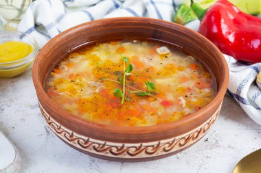 Sebze çorbası. Kızarmış ekmek, jambon ve baharatlı sebze çorbası.