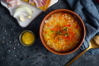 Sebze çorbası. Kızarmış ekmek, jambon ve baharatlı sebze çorbası.