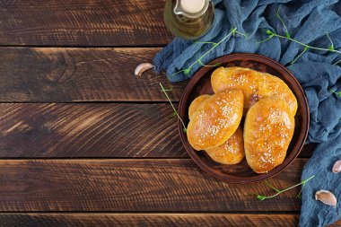 Ahşap arka planda lahana turtaları. Lahanalı ev yapımı pirozhki.