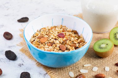 Bir kase fındık, böğürtlen ve yoğurt. Meyveli Müsli yulafı