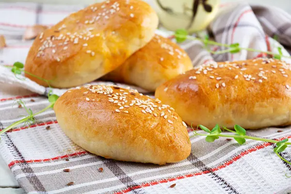 Ahşap arka planda lahana turtaları. Lahanalı ev yapımı pirozhki.