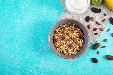Bir kase fındık, böğürtlen ve yoğurt. Meyveli Müsli yulafı