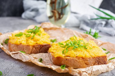 Çırpılmış yumurta, bitki ve tost. Yumurta ve bitkilerle nefis bir kahvaltı.