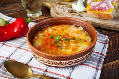 Sebze çorbası. Kızarmış ekmek, jambon ve baharatlı sebze çorbası.