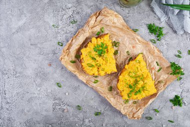 Çırpılmış yumurta, bitki ve tost. Yumurta ve bitkilerle nefis bir kahvaltı. Üst görünüm