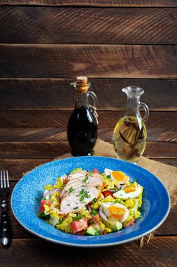 Sağlıklı tavuk salatası. Avokado, domates, tavuk ve otlu taze salata.