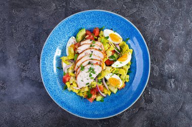 Sağlıklı tavuk salatası. Avokado, domates, tavuk ve otlu taze salata. Üst görünüm
