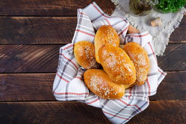 Ahşap arka planda lezzetli lahana turtaları. Lahanalı ev yapımı pirozhki.