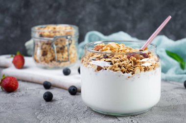 Yoğurtlu granola ve taze böğürtlen. Yulaf ezmesinin sağlıklı kahvaltısı.