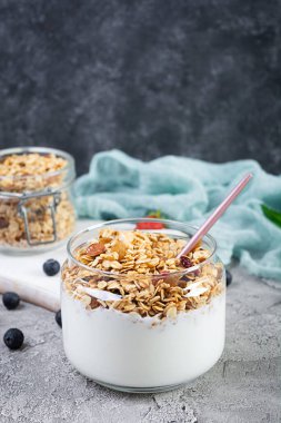 Yoğurtlu granola ve taze böğürtlen. Yulaf ezmesinin sağlıklı kahvaltısı.