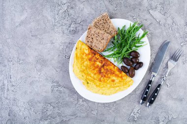 Soğanlı omlet, bitkisel ve zeytinli. Yumurta ve tostla nefis kahvaltı.