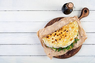 Doldurulmuş lahana, sebze, domates ve yumurta. Lavaş sandviç.