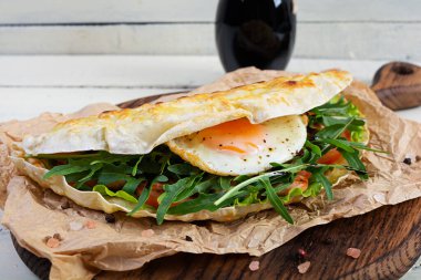 Doldurulmuş lahana, sebze, domates ve yumurta. Lavaş sandviç.