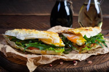 Doldurulmuş lahana, sebze, domates ve yumurta. Lavaş sandviç.