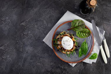 Yumurta, çörek ve tavuk pirzolası ile nefis bir kahvaltı. Benedict yumurtaları.