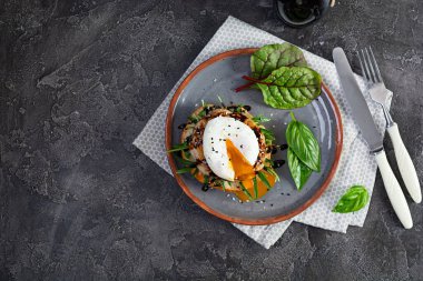 Yumurta, çörek ve tavuk pirzolası ile nefis bir kahvaltı. Benedict yumurtaları.