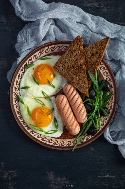 Sosisli yumurta, roka, zeytin ve tost. Nefis kahvaltı.