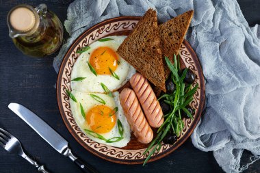 Sosisli yumurta, roka, zeytin ve tost. Nefis kahvaltı.