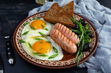 Sosisli yumurta, roka, zeytin ve tost. Nefis kahvaltı.