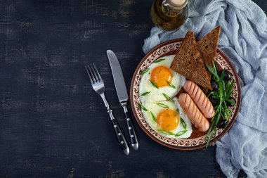 Sosisli yumurta, roka, zeytin ve tost. Nefis kahvaltı.