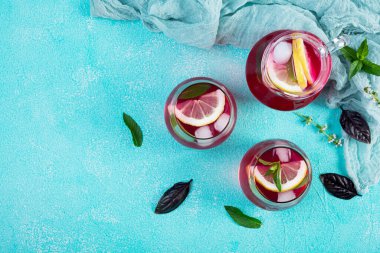 Fesleğen limonata. Mor fesleğen ve naneli ev yapımı limonata.