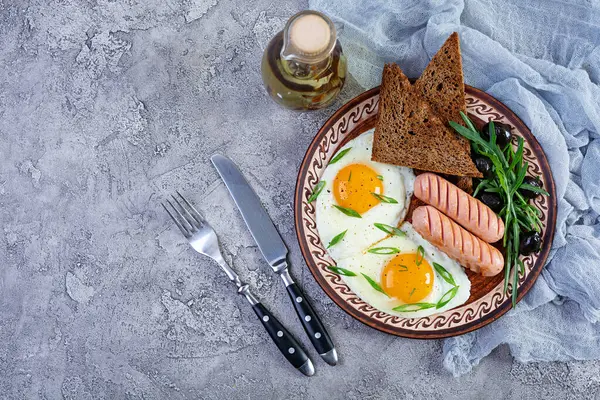 Sosisli yumurta, roka, zeytin ve tost. Nefis kahvaltı.