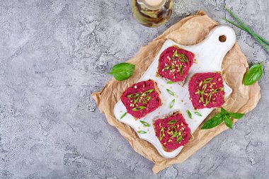 Pancar köklü tostlar, doğranmış fındık ve otlar. Pancarlı vegan bruschetta.