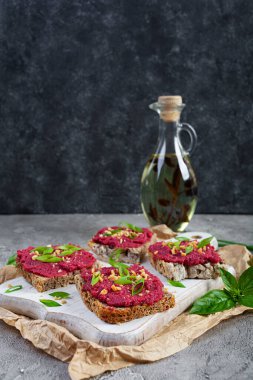 Pancar köklü tostlar, doğranmış fındık ve otlar. Pancarlı vegan bruschetta.