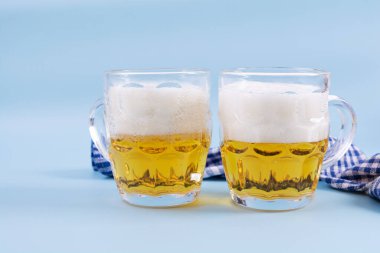 Oktoberfest geçmişi. Bira bardağı ve Bavyera sembolik kumaşı
