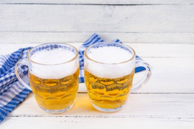 Oktoberfest geçmişi. Bira bardağı ve Bavyera sembolik kumaşı