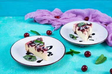 Kirazlı ve naneli süzme peynir güveci. Kirazlı cheesecake