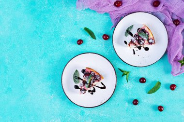 Kirazlı ve naneli süzme peynir güveci. Kirazlı cheesecake