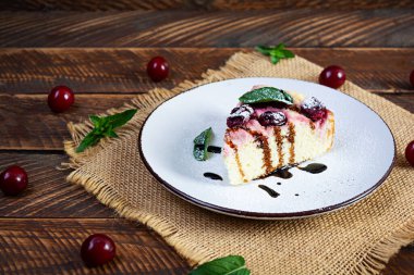 Kirazlı ve naneli süzme peynir güveci. Kirazlı cheesecake