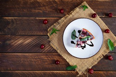 Kirazlı ve naneli süzme peynir güveci. Kirazlı cheesecake