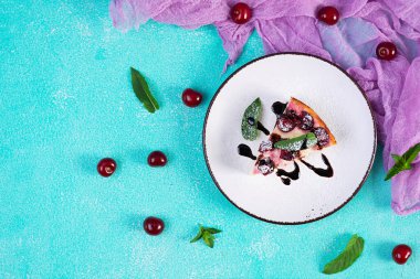 Kirazlı ve naneli süzme peynir güveci. Kirazlı cheesecake