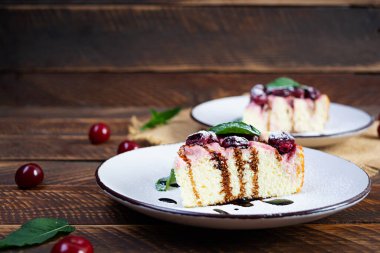 Kirazlı ve naneli süzme peynir güveci. Kirazlı cheesecake